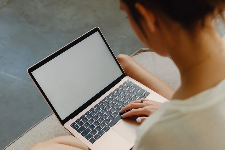 man-using-apple-computer-ieiuits149m