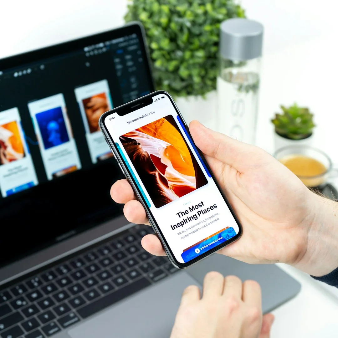 Le design thinking est une démarche centrée sur l’humain qui s’appuie sur la boîte à outils des designers pour concilier les besoins des personnes, les possibilités de la technologie et les exigences de la réussite commerciale. Le design thinking repose avant tout sur une approche humaine. Il incite les organisations à se concentrer sur les personnes pour lesquelles elles créent, ce qui conduit à de meilleurs produits, services et processus internes.